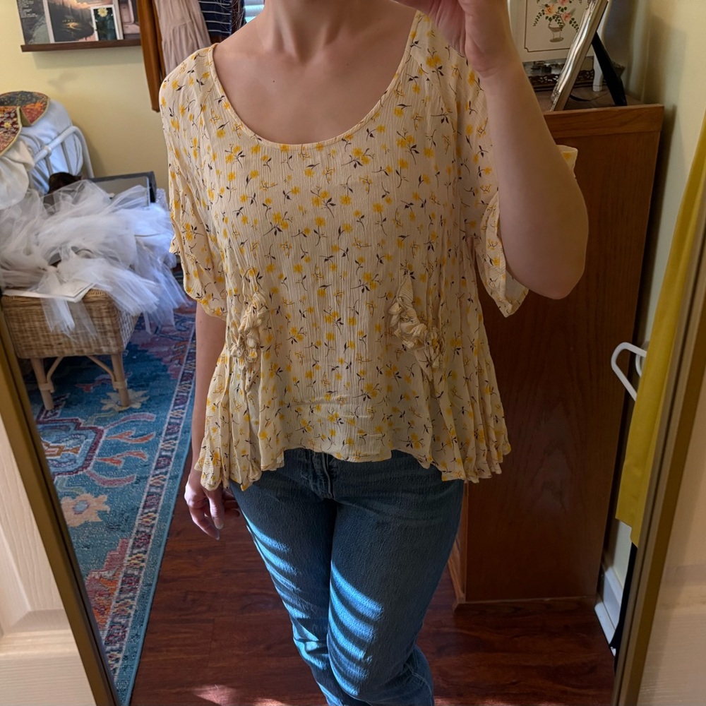 Flowy Butterfly/Flutter Sleeve Floral Peplum scoop neck top